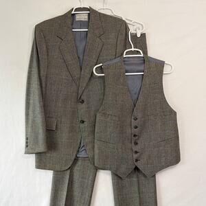 Saks Fifth Ave. Men’s 3 Piece Suit Gray Glen Plaid Blazer Vest 42R Pant 34x29